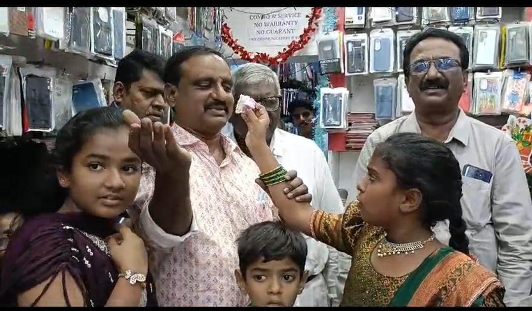 పీవీఆర్ కమ్యూనికేషన్ షాపులో ప్రతి కొనుగోలు పై బహుమతులు పీవీఆర్ కమ్యూనికేషన్ షాపులో ప్రతి కొనుగోలు పై బహుమతులు