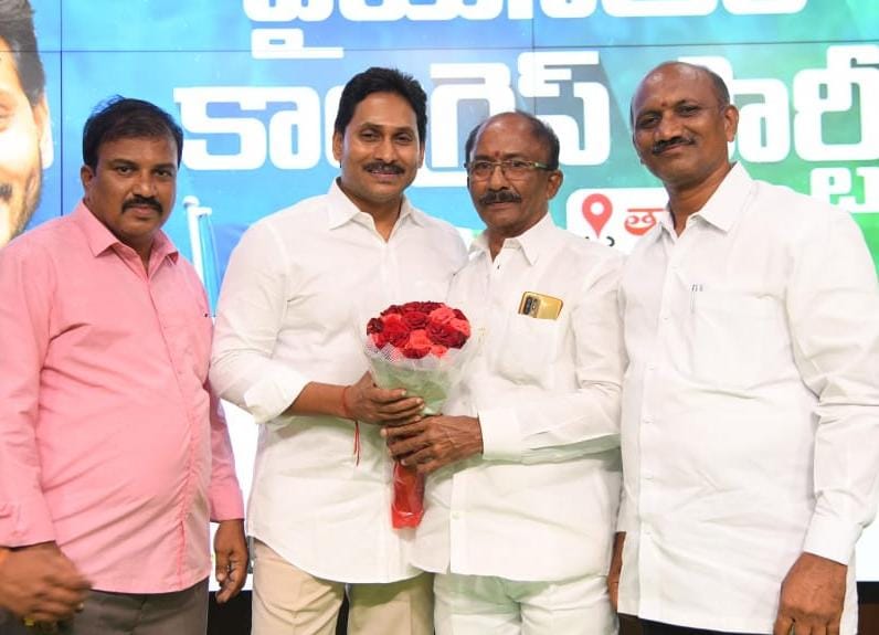 మాజీ సీఎం వైయస్ జగన్ ని కలిసిన మండల వైసిపి నాయకులు మాజీ సీఎం వైయస్ జగన్ ని కలిసిన మండల వైసిపి నాయకులు