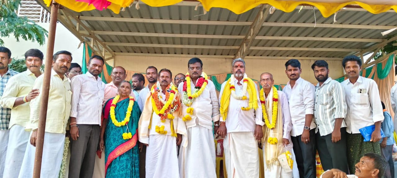 గెలుపునకు సహకరించిన కురువ కార్పొరేషన్ చైర్మన్ దేవెంద్రప్ప గెలుపునకు సహకరించిన కురువ కార్పొరేషన్ చైర్మన్ దేవెంద్రప్ప