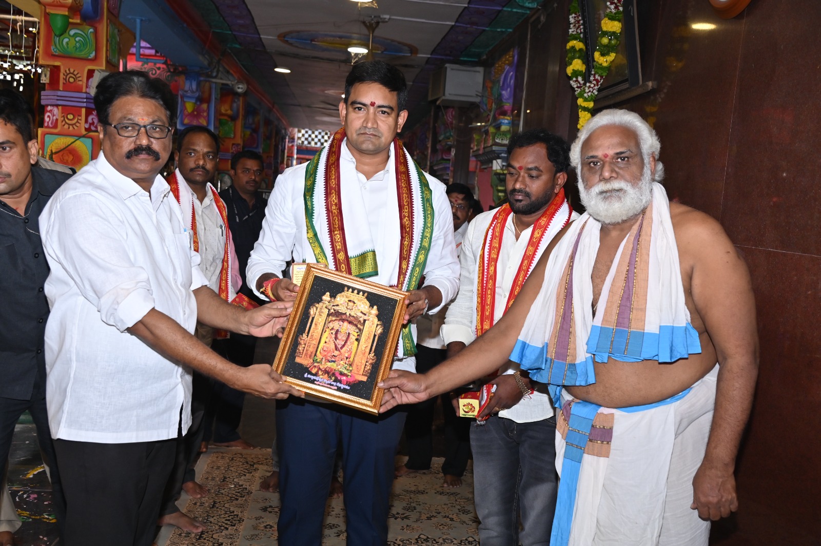 అమ్మవారి ని దర్శించుకున్న మంత్రి కొండపల్లి శ్రీనివాస్ అమ్మవారి ని దర్శించుకున్న మంత్రి కొండపల్లి శ్రీనివాస్