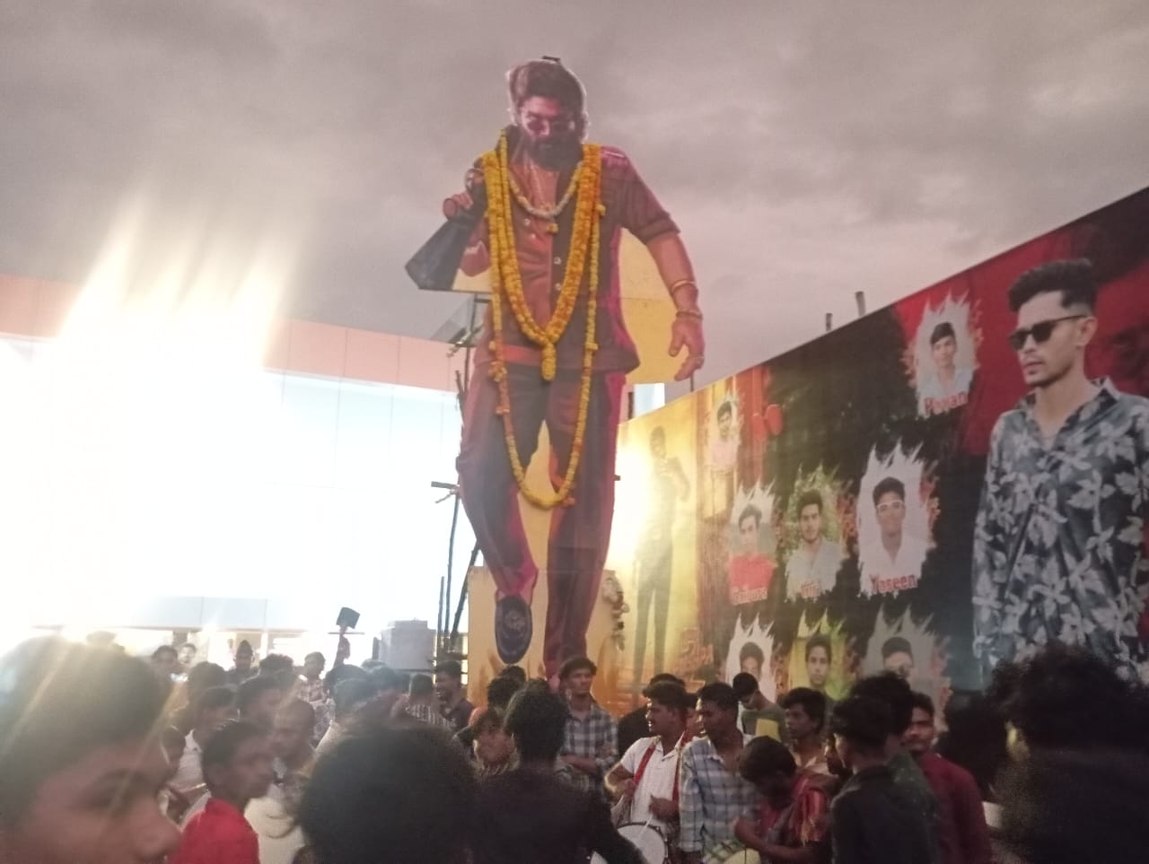 జమ్మలమడుగు టి పి ఆర్ థియేటర్ వద్ద ఫ్యాన్స్ హంగామా జమ్మలమడుగు టి పి ఆర్ థియేటర్ వద్ద ఫ్యాన్స్ హంగామా
