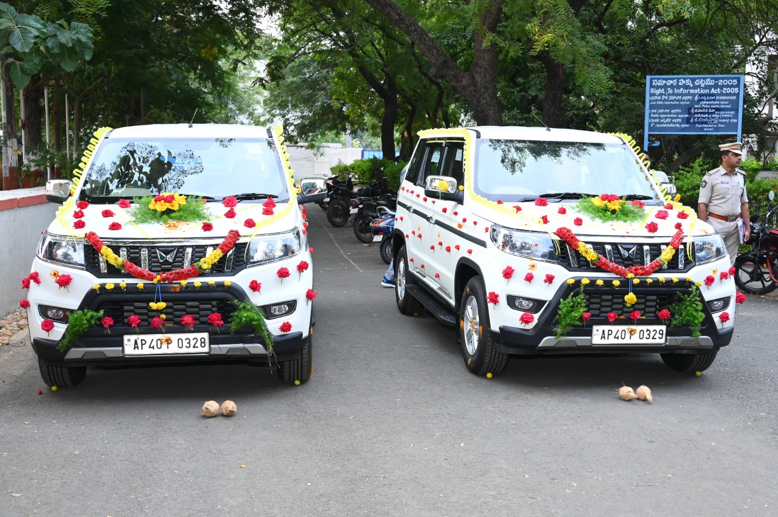 బొలెరో నూతన వాహనాలను జెండా ఊపి ప్రారంభించిన ఎంపీ బొలెరో నూతన వాహనాలను జెండా ఊపి ప్రారంభించిన ఎంపీ
