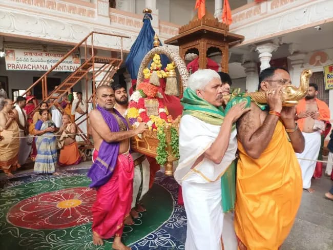 మూల బృందావన వెండి ప్రతిమకు బంగారు పల్లకి సేవ మూల బృందావన వెండి ప్రతిమకు బంగారు పల్లకి సేవ
