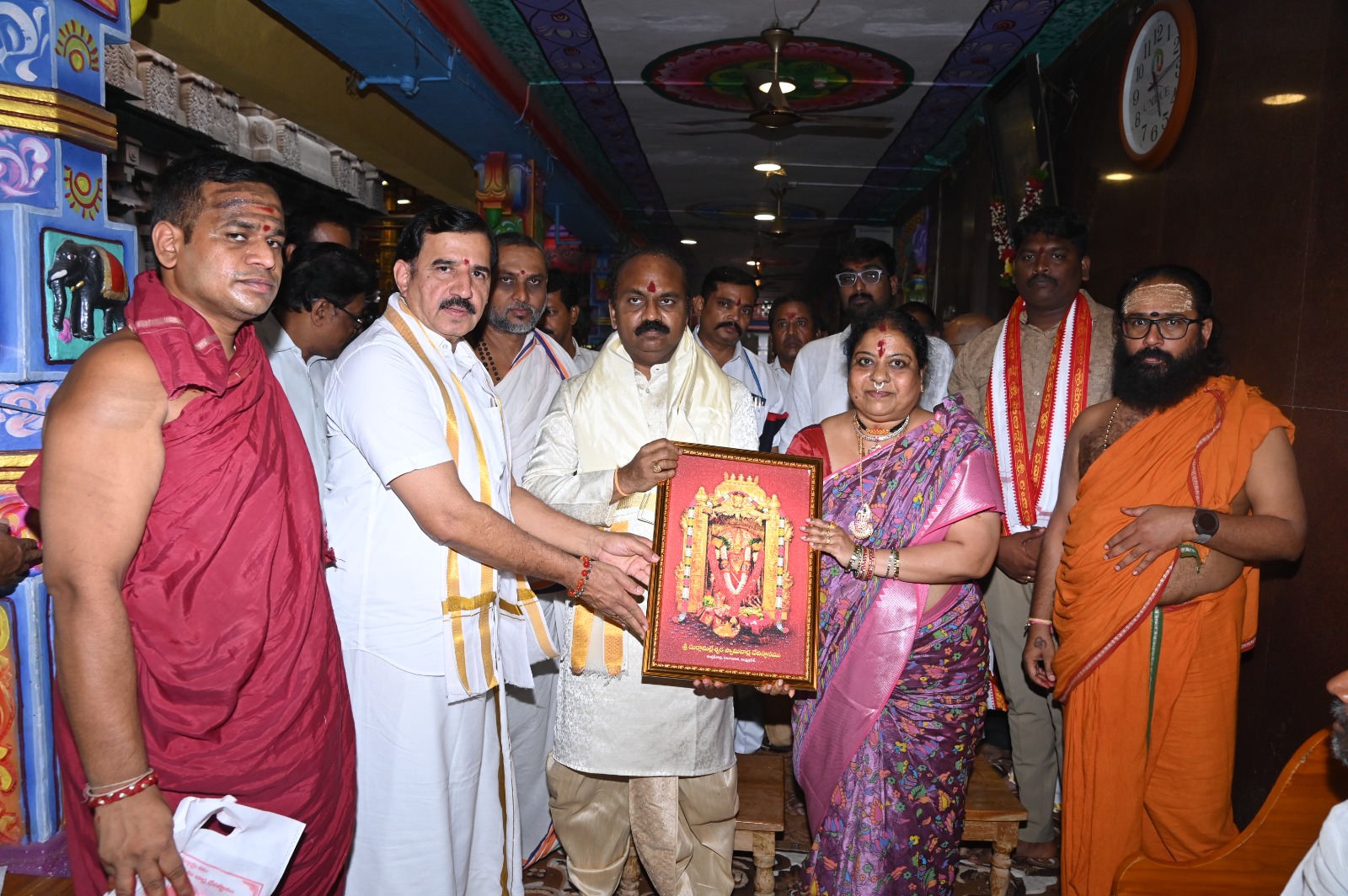 కనకదుర్గమ్మని దర్శించుకున్న టీటీడీ ఈవో జె. శ్యామల రావు దంపతులు కనకదుర్గమ్మని దర్శించుకున్న టీటీడీ ఈవో జె. శ్యామల రావు దంపతులు