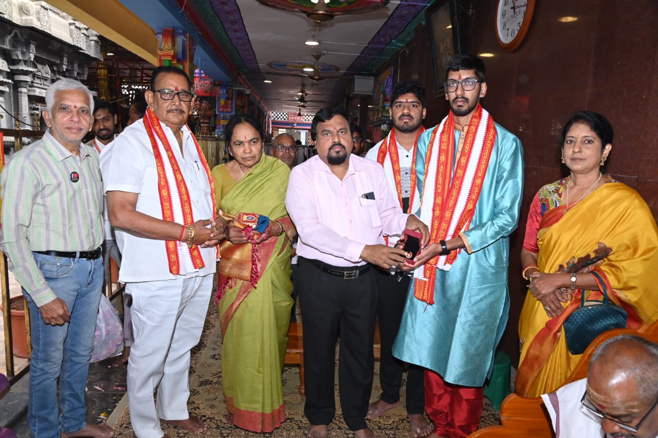 అమ్మవారికి  బంగారు నత్తు ను అందజేసిన భక్తుడు