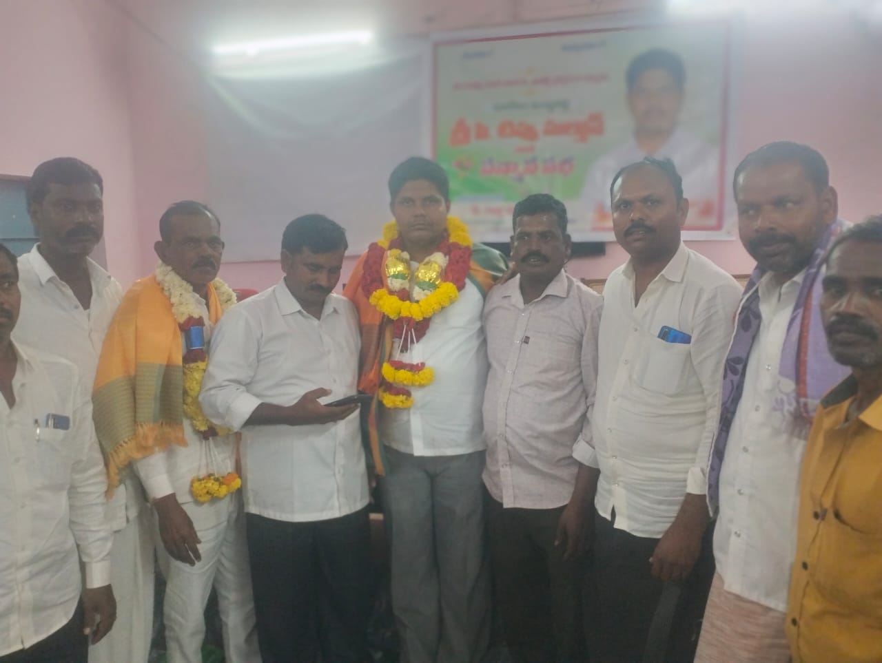 తుంగభద్ర ప్రాజెక్టు ఛైర్మెన్ ను కలిసిన దూదేక సంఘం నాయకులు తుంగభద్ర ప్రాజెక్టు ఛైర్మెన్ ను కలిసిన దూదేక సంఘం నాయకులు