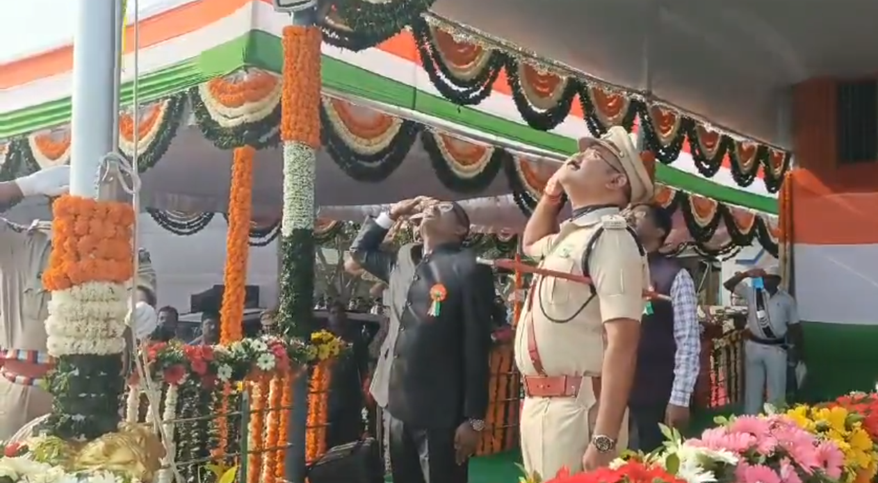 గణతంత్ర దినోత్సవ వేడుకలలో పాల్గొన్న కలెక్టర్ గణతంత్ర దినోత్సవ వేడుకలలో పాల్గొన్న కలెక్టర్