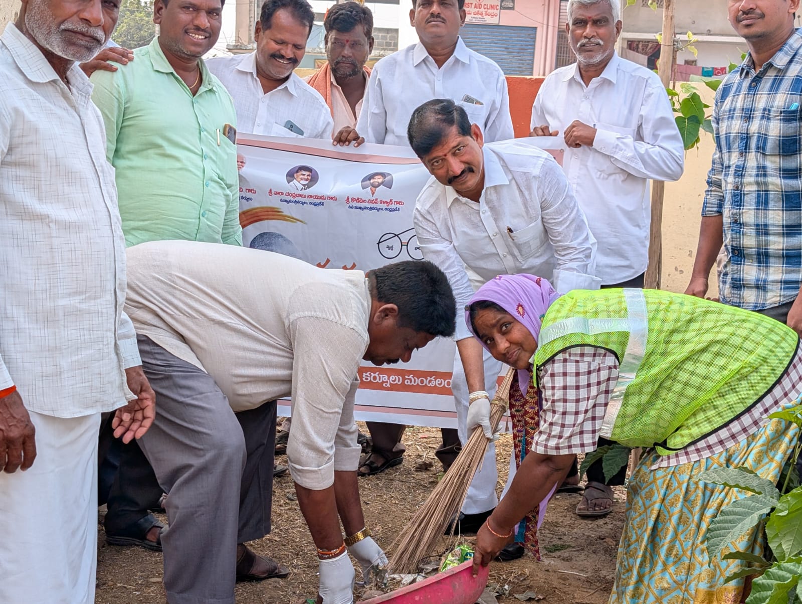 రాష్ట్రాన్ని పరిశుభ్రంగా తీర్చిదిద్దేందుకే స్వచ్ఛ ఆంధ్ర స్వచ్ఛ దివస్ కార్యక్రమం రాష్ట్రాన్ని పరిశుభ్రంగా తీర్చిదిద్దేందుకే స్వచ్ఛ ఆంధ్ర స్వచ్ఛ దివస్ కార్యక్రమం