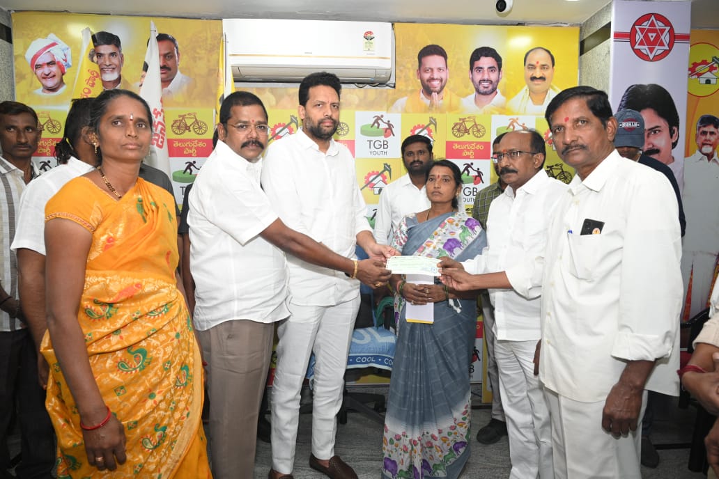 తిరుపతి తొక్కిసలాట ఘటనలో బాదితురాలికి పరిహారం అందించిన మంత్రి టి.జి భరత్ తిరుపతి తొక్కిసలాట ఘటనలో బాదితురాలికి పరిహారం అందించిన మంత్రి టి.జి భరత్