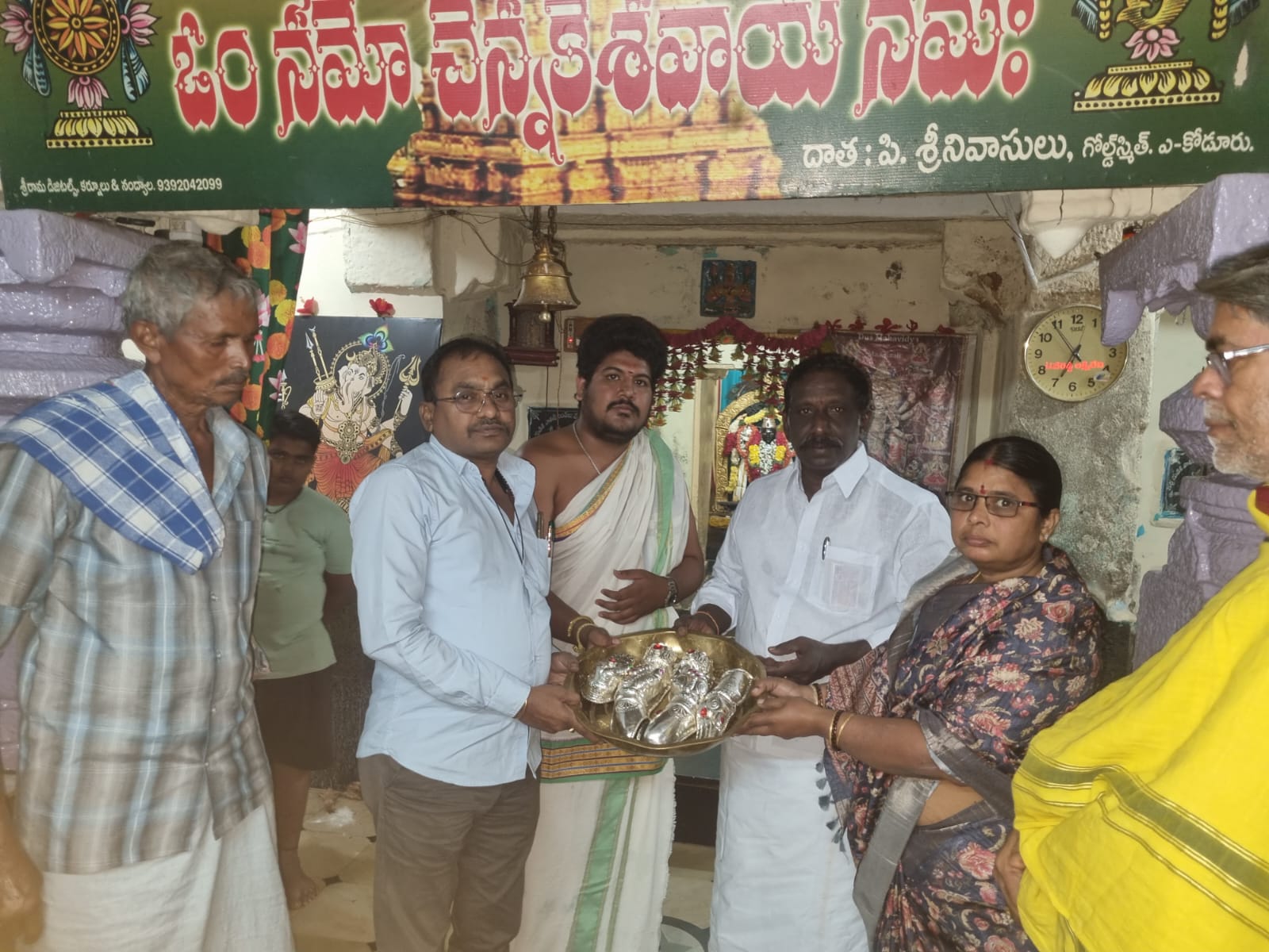 లక్ష్మీదేవి అమ్మవారికి వెండి చేతి తొడుగులు బహుకరణ లక్ష్మీదేవి అమ్మవారికి వెండి చేతి తొడుగులు బహుకరణ