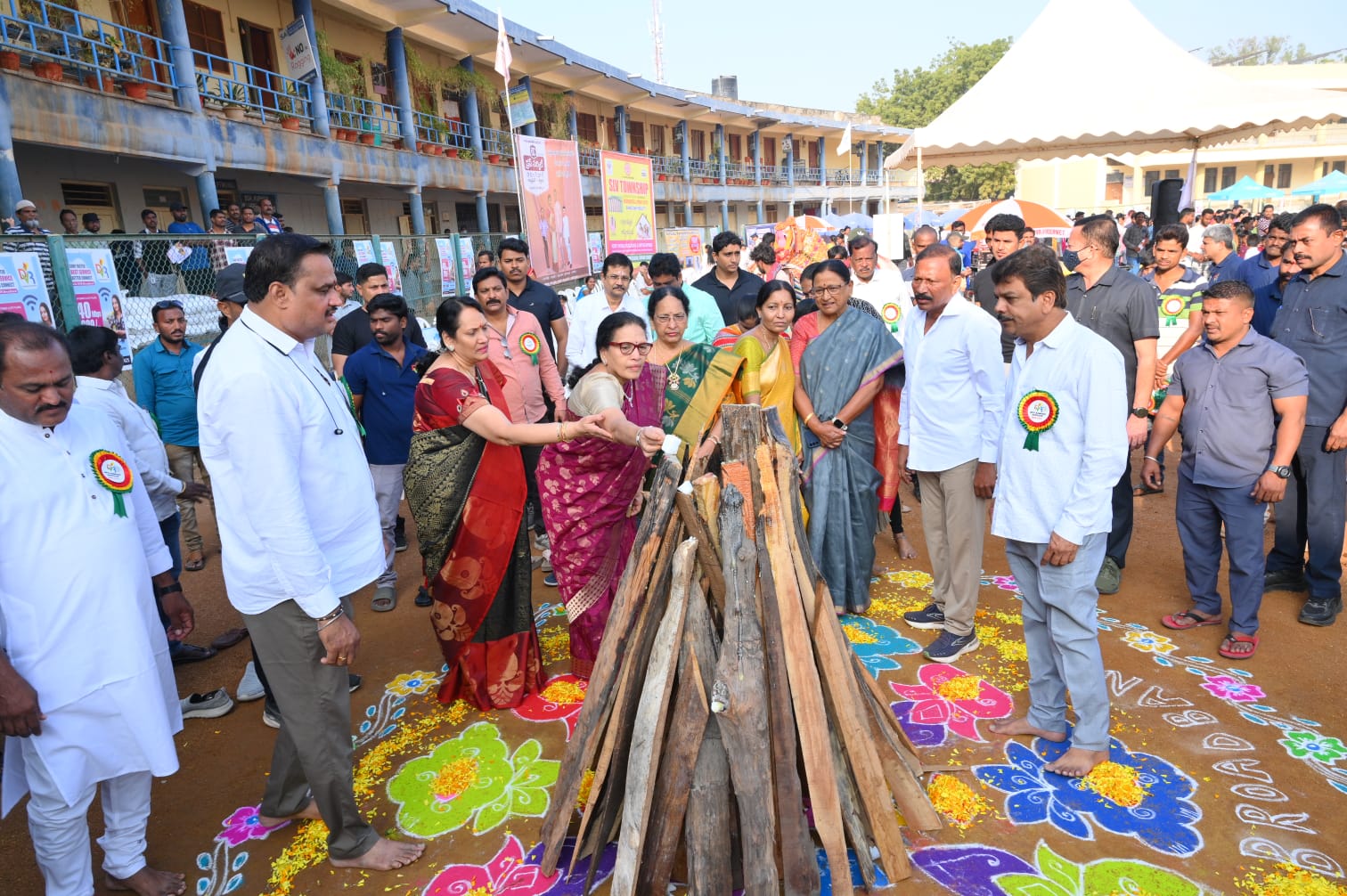 ముగ్గుల పోటీలను ప్రారంభించిన టీజీ రాజ్యలక్ష్మి ముగ్గుల పోటీలను ప్రారంభించిన టీజీ రాజ్యలక్ష్మి