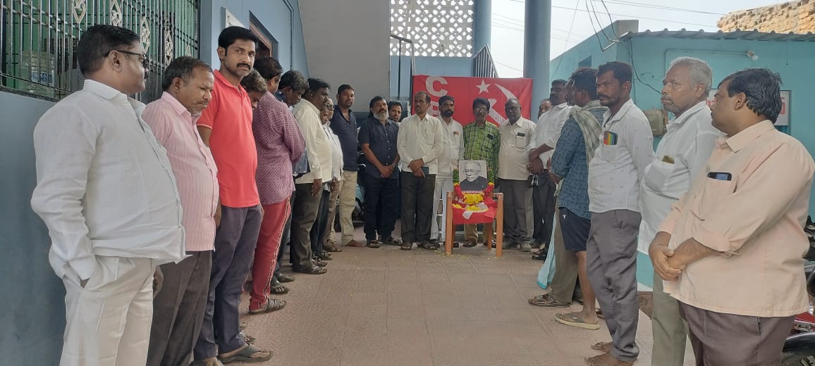 కమ్యూనిస్టు మహా యోధుడు కామ్రేడ్ జ్యోతిబాసు : డి గౌస్ దేశాయ్ కమ్యూనిస్టు మహా యోధుడు కామ్రేడ్ జ్యోతిబాసు : డి గౌస్ దేశాయ్