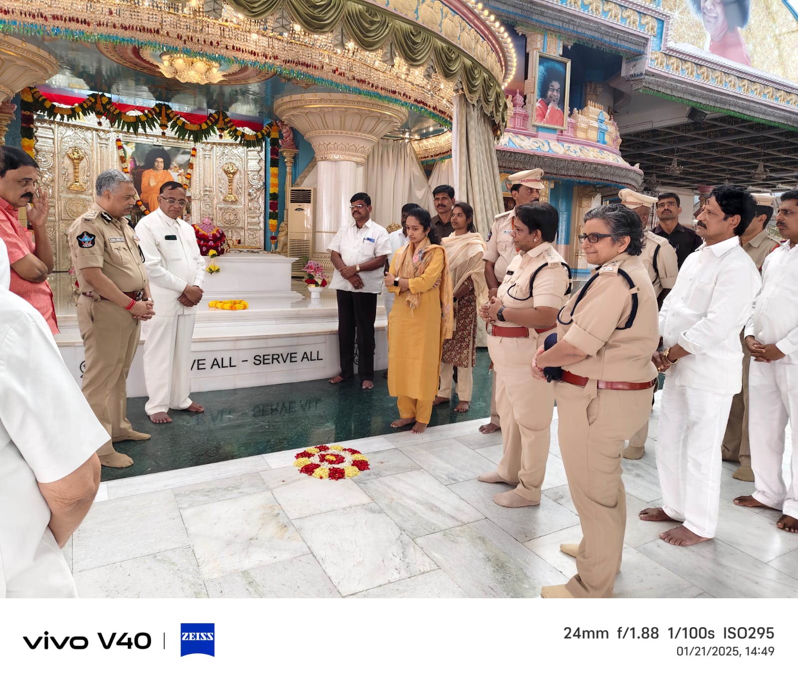 శ్రీ సత్యసాయి మహాసమాధిని దర్శించుకున్న డీజీపీ శ్రీ సత్యసాయి మహాసమాధిని దర్శించుకున్న డీజీపీ