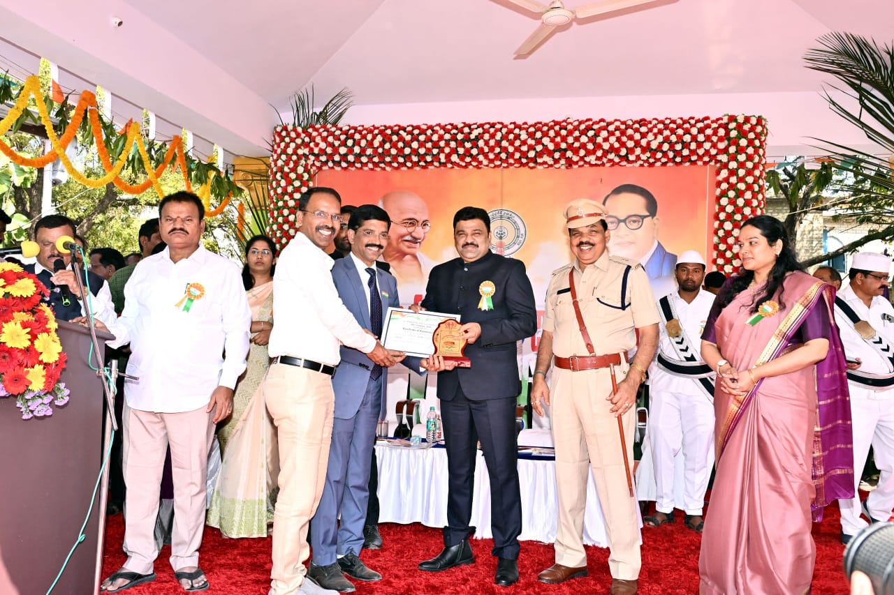 విద్యాశాఖ శకటానికి మొదటి బహుమతి విద్యాశాఖ శకటానికి మొదటి బహుమతి