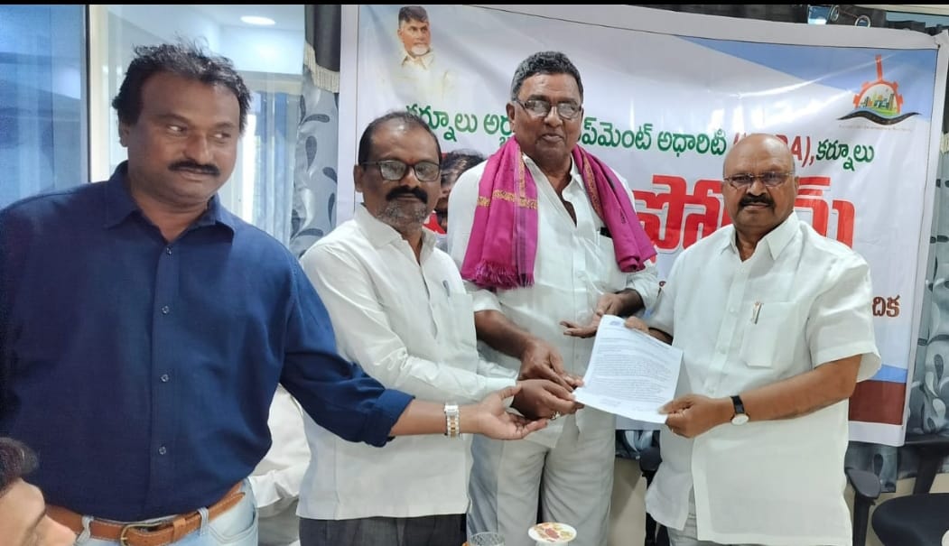 భూ కబ్జాదారులను సహకరించిన అధికారులపై చర్యలు తీసుకోవాలి భూ కబ్జాదారులను సహకరించిన అధికారులపై చర్యలు తీసుకోవాలి