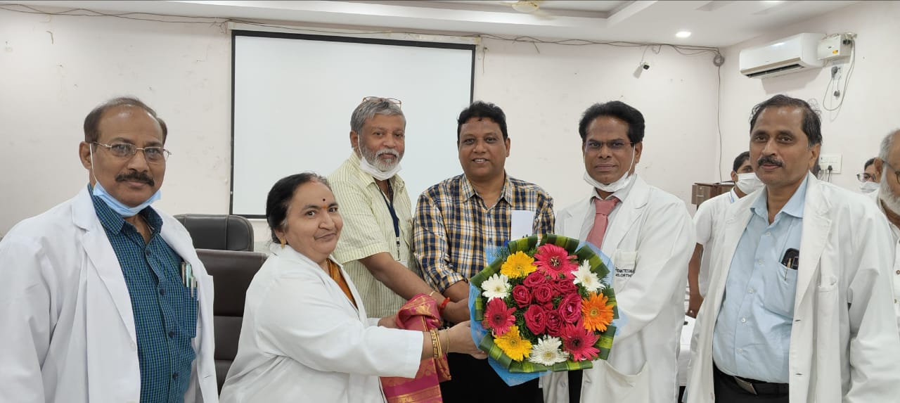కర్నూలు ప్రభుత్వ సర్వజన వైద్యశాల స్టేట్ క్యాన్సర్ ఇన్స్టిట్యూట్ కు తనిఖీ చేసిన (అడిషనల్) డీఎంఈ డా.వెంకటేశ్వరరావు. కర్నూలు ప్రభుత్వ సర్వజన వైద్యశాల స్టేట్ క్యాన్సర్ ఇన్స్టిట్యూట్ కు తనిఖీ చేసిన (అడిషనల్) డీఎంఈ డా.వెంకటేశ్వరరావు.