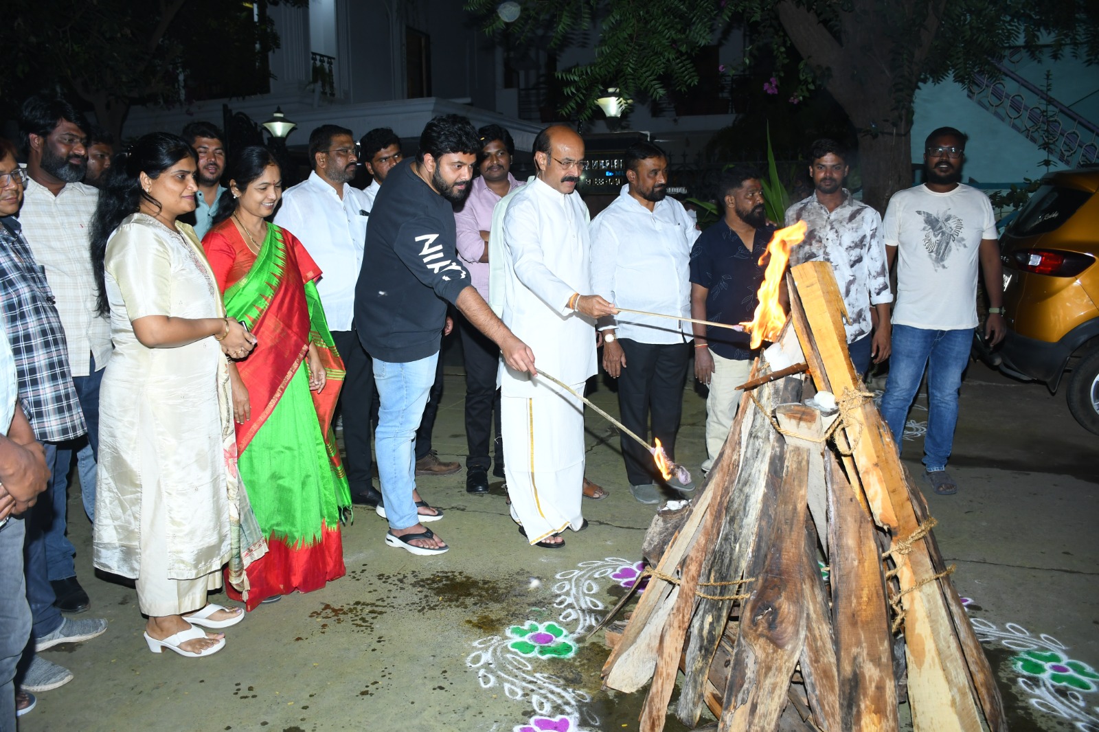తెలుగు లోగిళ్లలో సిరి సంపదలతో పాటు సుఖ సంతోషాలనిచ్చే పండుగ సంక్రాంతి తెలుగు లోగిళ్లలో సిరి సంపదలతో పాటు సుఖ సంతోషాలనిచ్చే పండుగ సంక్రాంతి