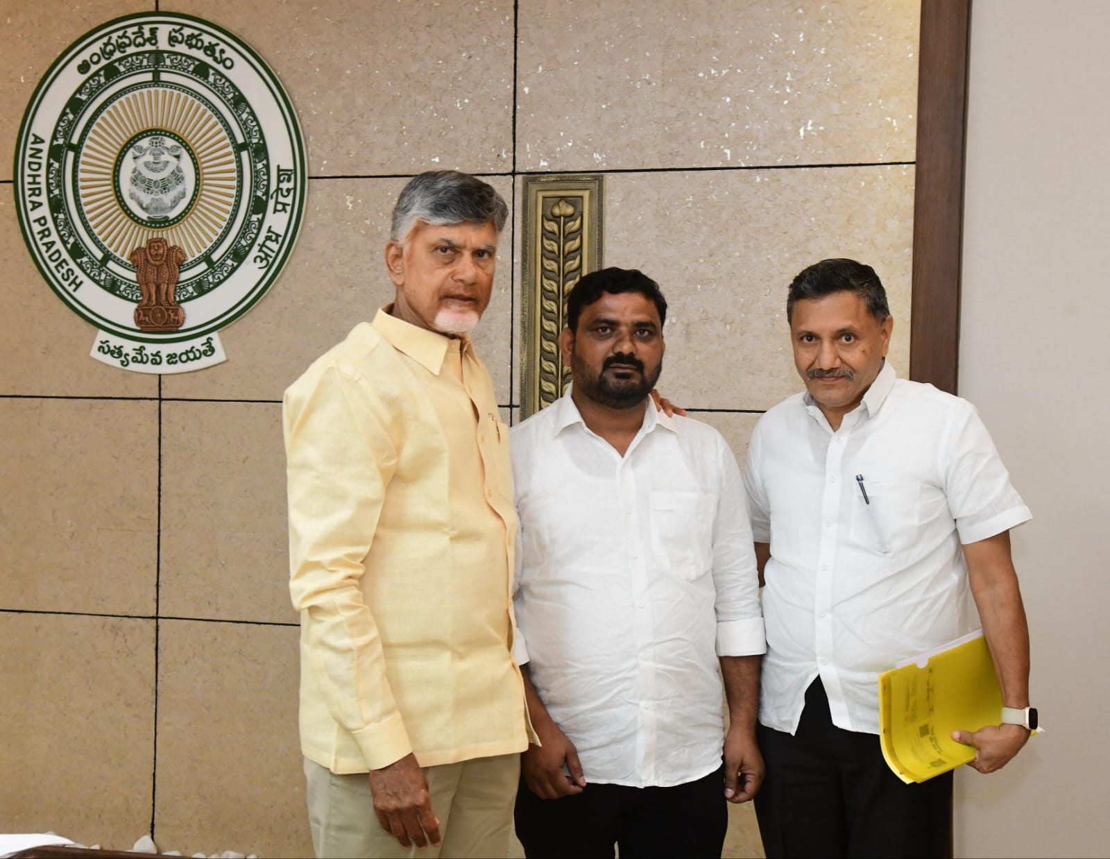 రాయలసీమ అభివృద్ధి చంద్రబాబు తోనే సాధ్యం రాయలసీమ అభివృద్ధి చంద్రబాబు తోనే సాధ్యం