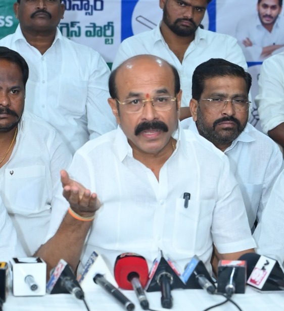 సూపర్ సిక్స్ ను అమలు చేయలేక చంద్రబాబు  చేస్తున్న నటన కు ఆస్కార్ అవార్డు ఇవ్వాలిసిందే