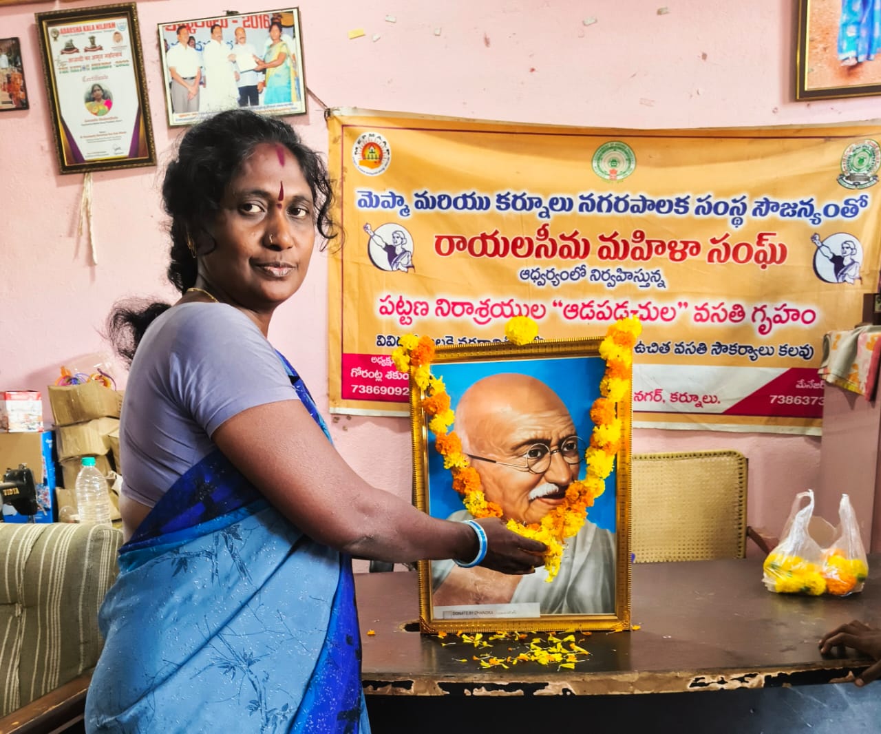 మహాత్ముని అడుగుజాడలలో నడవాలి 