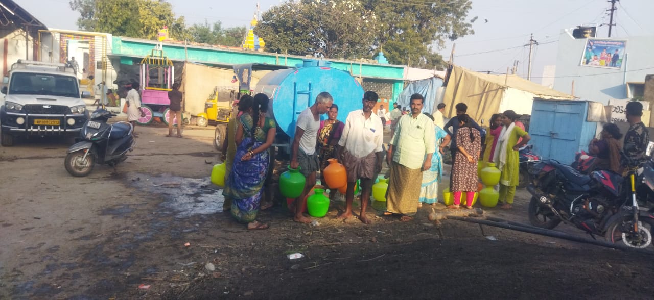 దేవర సందర్భంగా ట్యాంకర్ల ద్వారా నీరు సరఫరా దేవర సందర్భంగా ట్యాంకర్ల ద్వారా నీరు సరఫరా