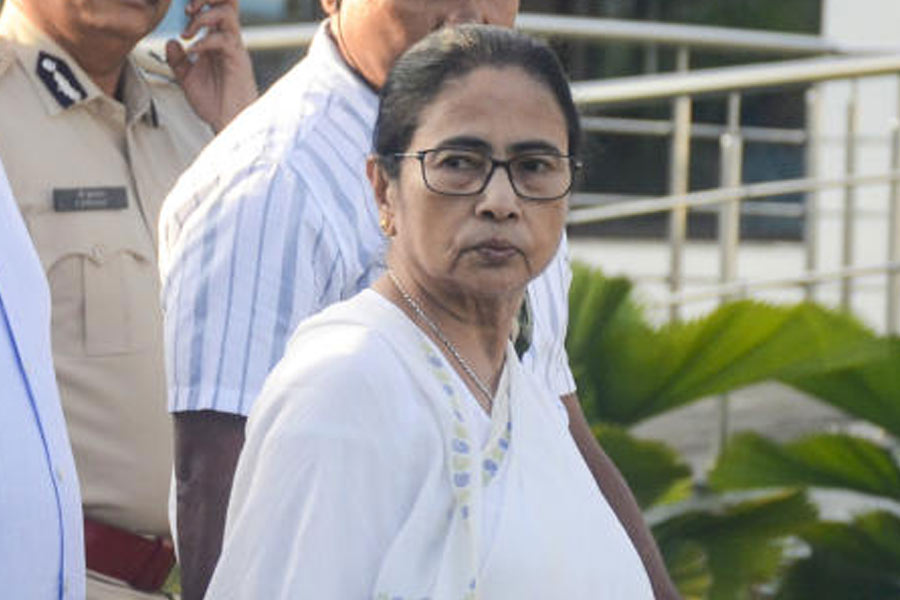 ప్రభుత్వ భూముల ఆక్రమన పై మండిపడిన : మమతా