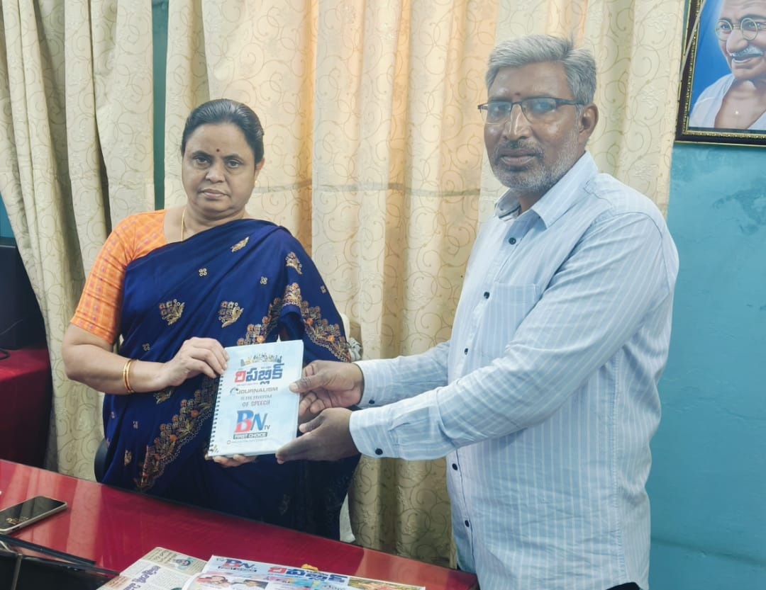 సమాచార శాఖ అధికారికి డైరీ అందజేసిన స్టాఫ్ రిపోర్టర్ సమాచార శాఖ అధికారికి డైరీ అందజేసిన స్టాఫ్ రిపోర్టర్
