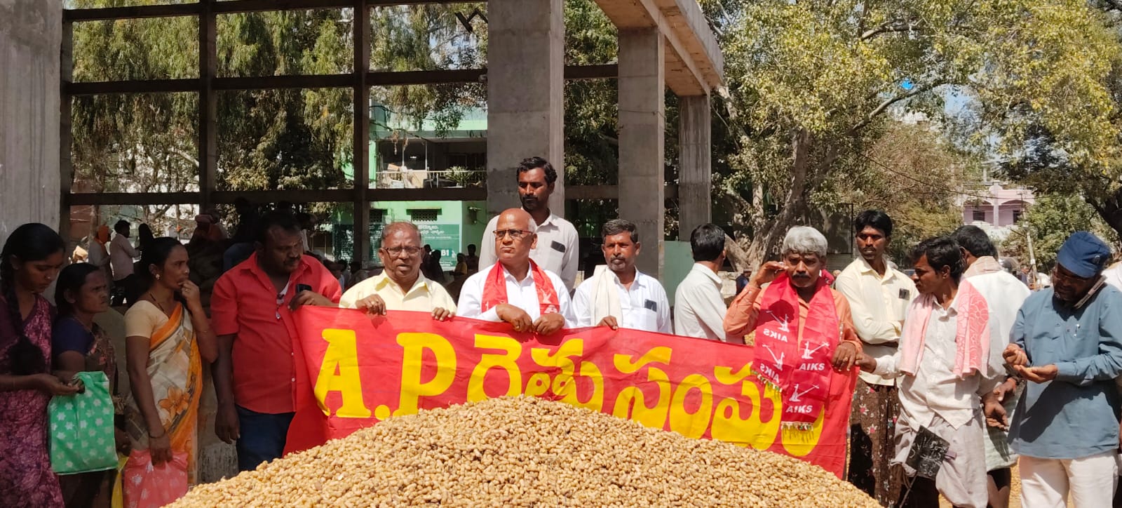వేరుశనగ పంటను ప్రభుత్వమే కొనుగోలు చేయాలని రైతు సంఘం ఆధ్వర్యంలో ధర్నా వేరుశనగ పంటను ప్రభుత్వమే కొనుగోలు చేయాలని రైతు సంఘం ఆధ్వర్యంలో ధర్నా