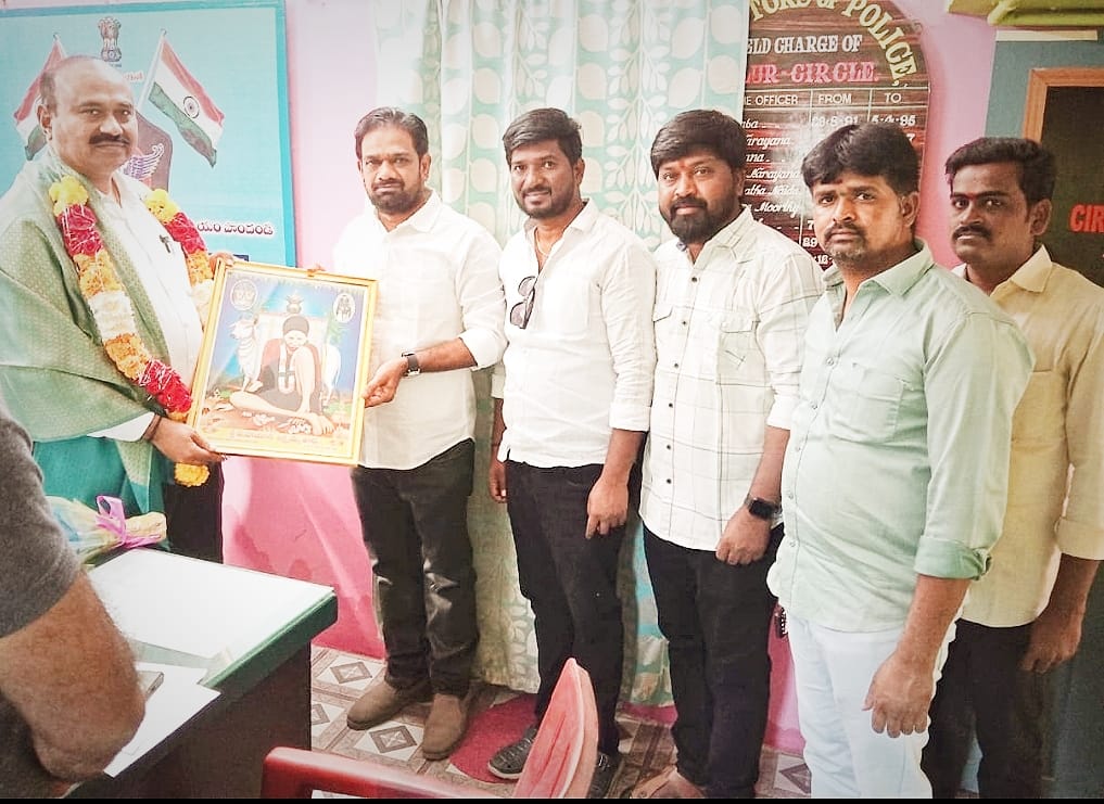 పత్తిపాడు ఎమ్మెల్యే రామాంజనేయులు,పత్తికొండ డిఎస్పి వెంకటరామయ్యను కలిసిన రాజా గౌడ, పత్తిపాడు ఎమ్మెల్యే రామాంజనేయులు,పత్తికొండ డిఎస్పి వెంకటరామయ్యను కలిసిన రాజా గౌడ,