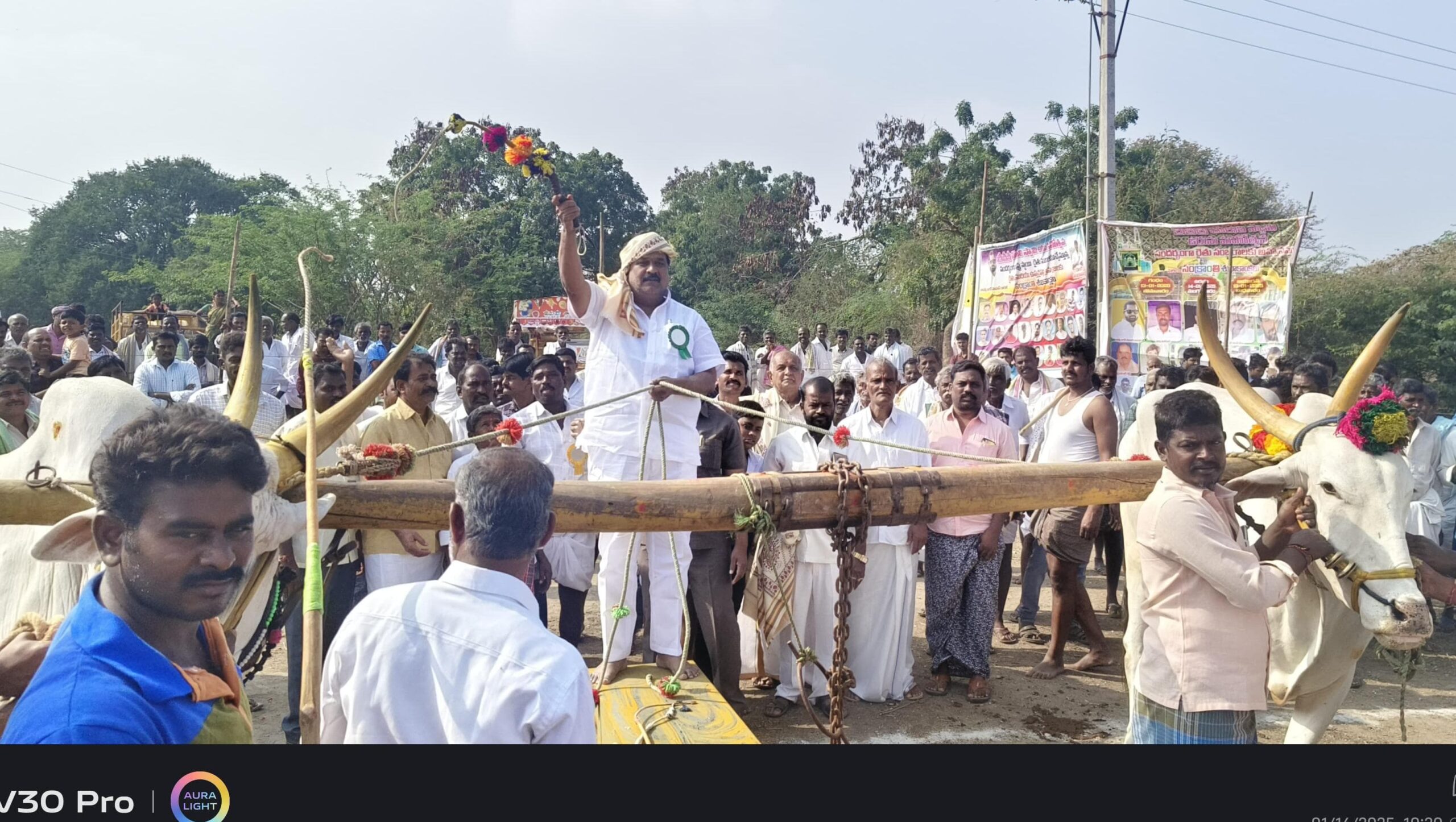 ఉప్పర్లపల్లి లో పోటాపోటీగా రాతిదూలం పోటీలు ఉప్పర్లపల్లి లో పోటాపోటీగా రాతిదూలం పోటీలు