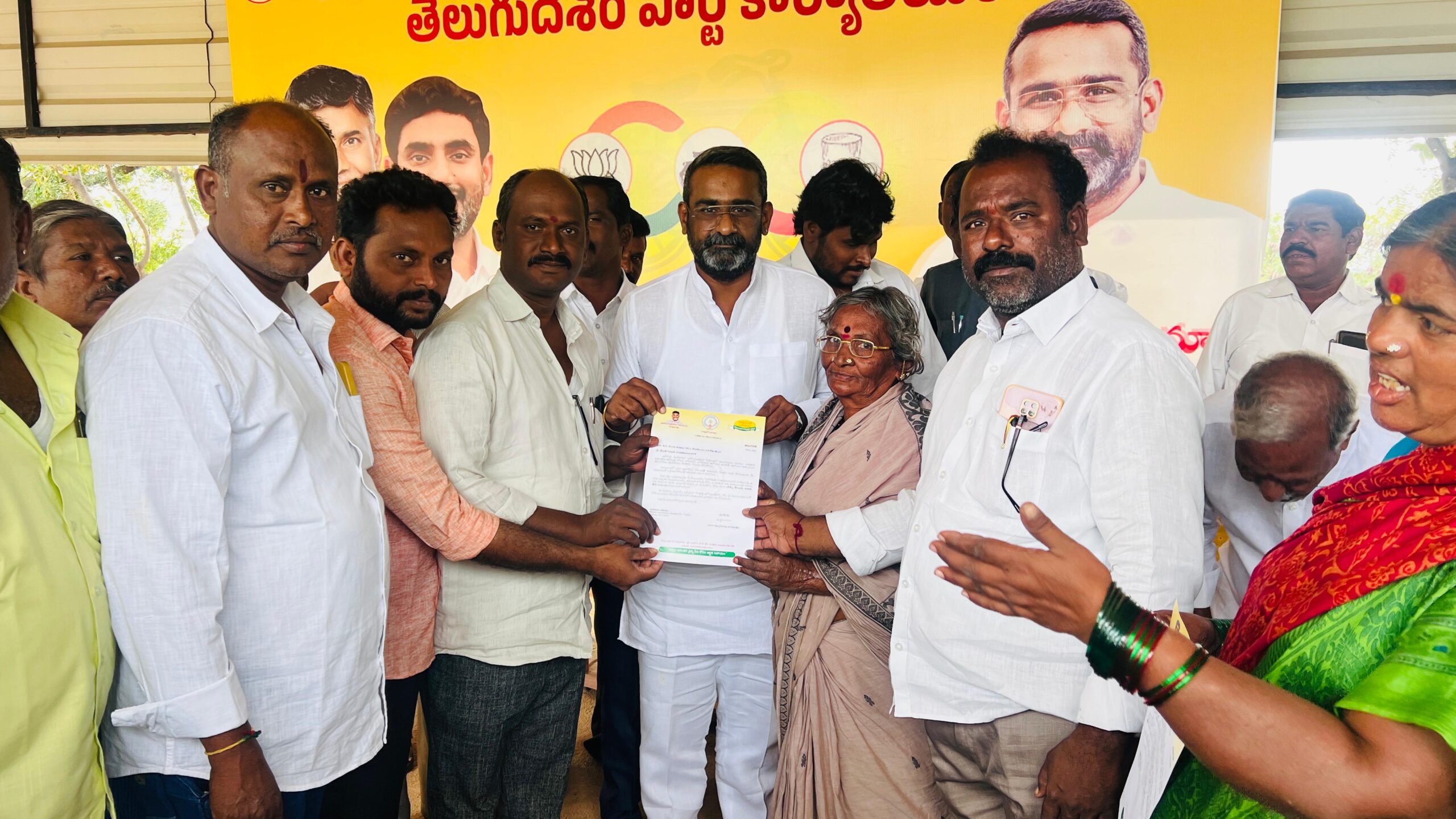 ముఖ్యమంత్రి సహాయనిధి చెక్కులను అందజేసిన ఎమ్మెల్యే కే.ఈ. శ్యామ్ కుమార్ ముఖ్యమంత్రి సహాయనిధి చెక్కులను అందజేసిన ఎమ్మెల్యే కే.ఈ. శ్యామ్ కుమార్