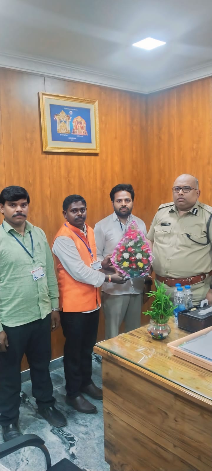 కర్నూలు రేంజ్ డీఐజీ ని  కలిసిన హ్యూమన్ రైట్స్ సంస్థ ప్రతినిధులు