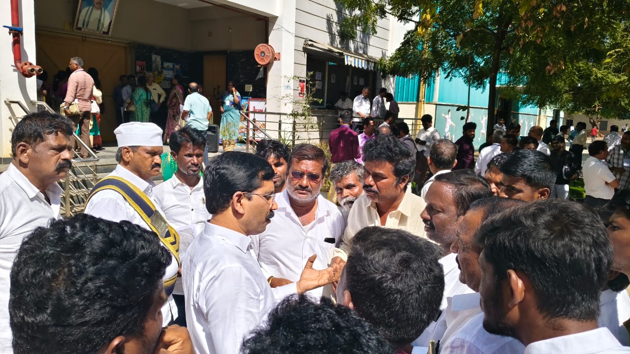 ఇంగలదహల్ స్కూల్ కాంప్లెక్స్ ను కొనసాగించాలి అంటూ విద్యా కమిషన్,డిఈఓ లకు వినతిపత్రం అందజేత… ఇంగలదహల్ స్కూల్ కాంప్లెక్స్ ను కొనసాగించాలి అంటూ విద్యా కమిషన్,డిఈఓ లకు వినతిపత్రం అందజేత…