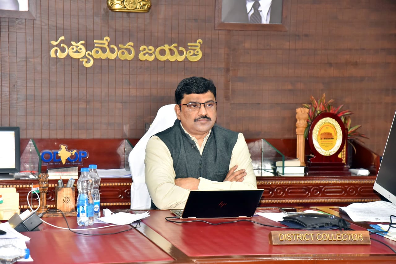 అధికారులు అలసత్వం వీడి వలసల నివారణకు గట్టి చర్యలు తీసుకోవాలి అధికారులు అలసత్వం వీడి వలసల నివారణకు గట్టి చర్యలు తీసుకోవాలి
