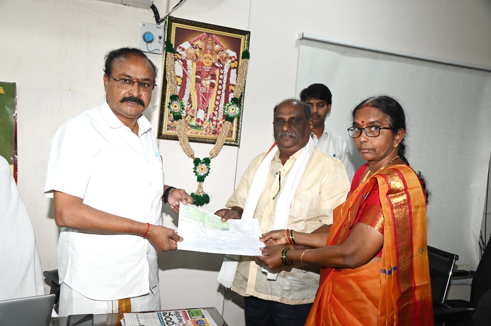 అన్నదాన నిమిత్తం విరాళం అందజేత అన్నదాన నిమిత్తం విరాళం అందజేత
