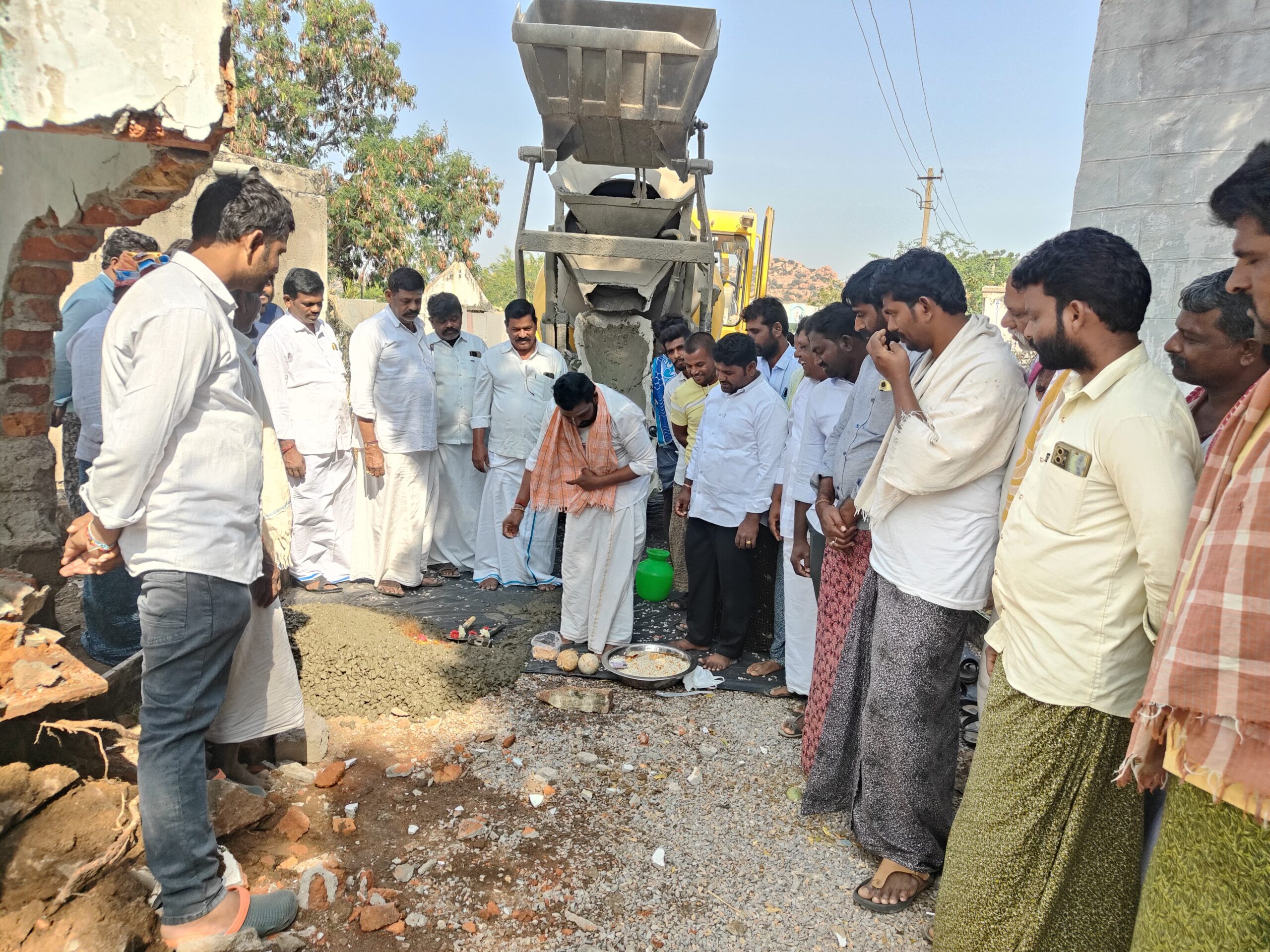 జడ్పీ నిధులతో సీసీ రోడ్డు పనులు జడ్పీ నిధులతో సీసీ రోడ్డు పనులు