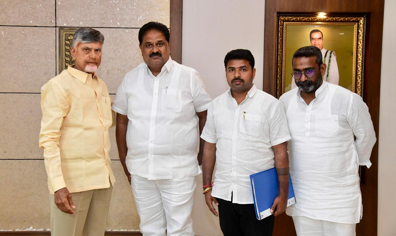 పత్తికొండ నియోజకవర్గ అభివృద్ధి కొరకు ముఖ్యమంత్రి ను కలిసిన ఎమ్మెల్యే శ్యామ్ బాబు పత్తికొండ నియోజకవర్గ అభివృద్ధి కొరకు ముఖ్యమంత్రి ను కలిసిన ఎమ్మెల్యే శ్యామ్ బాబు
