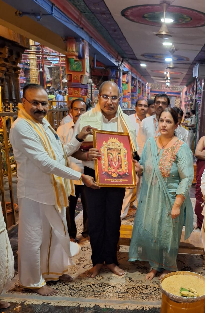 అమ్మవారిని దర్శించుకున్న ఆంధ్రప్రదేశ్ రాష్ట్ర ముఖ్యమంత్రి కార్యదర్శి ఏ.వి రాజమౌళి అమ్మవారిని దర్శించుకున్న ఆంధ్రప్రదేశ్ రాష్ట్ర ముఖ్యమంత్రి కార్యదర్శి ఏ.వి రాజమౌళి