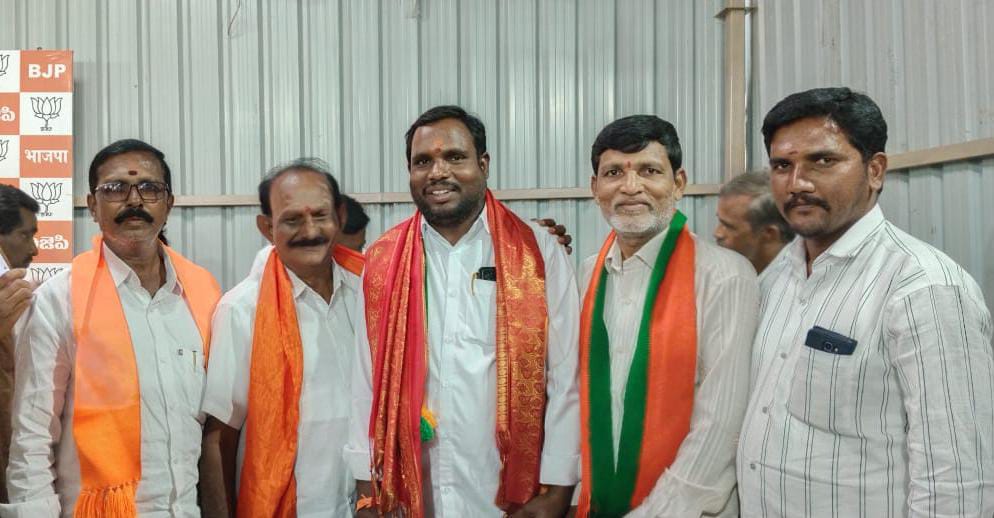 బిజెపి జిల్లా అధ్యక్షుడి ను సన్మానించిన తుగ్గలి మండల కన్వీనర్ ఎద్దుల దొడ్డి లక్ష్మణ స్వామి నాయుడు బిజెపి జిల్లా అధ్యక్షుడి ను సన్మానించిన తుగ్గలి మండల కన్వీనర్ ఎద్దుల దొడ్డి లక్ష్మణ స్వామి నాయుడు