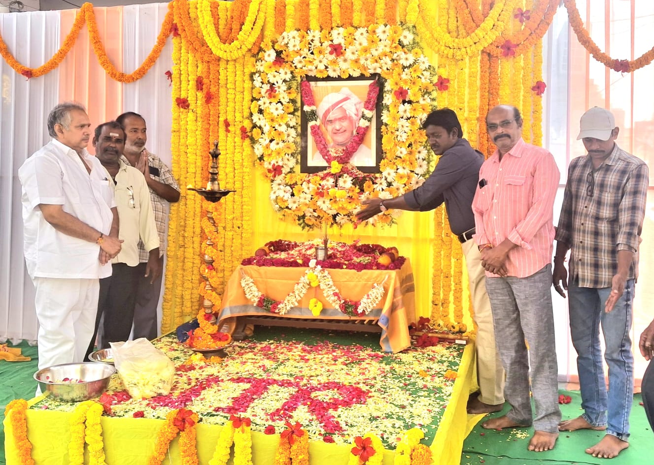 తరతరాలు మరువలేని మహా పురుషుడు ఎన్టీఆర్ తరతరాలు మరువలేని మహా పురుషుడు ఎన్టీఆర్