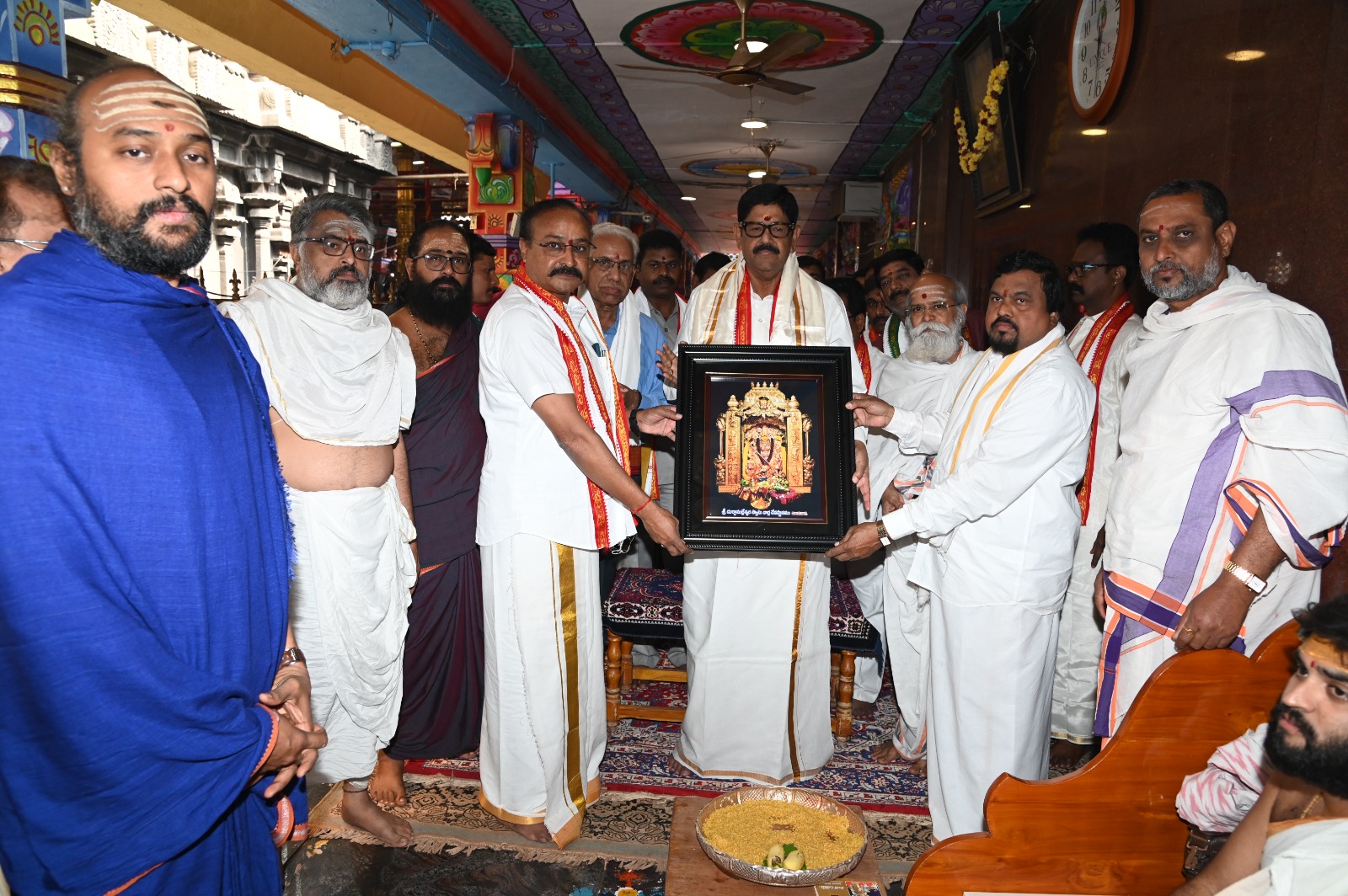 దుర్గమ్మను దర్శించుకున్న దేవాదాయ శాఖ మంత్రి ఆనం రామనారాయణ రెడ్డి దుర్గమ్మను దర్శించుకున్న దేవాదాయ శాఖ మంత్రి ఆనం రామనారాయణ రెడ్డి