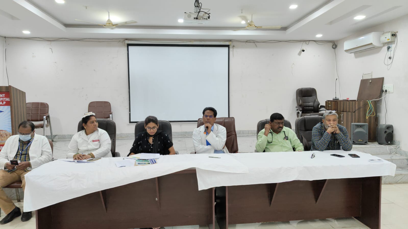నర్సింగ్ సిబ్బందితో సమీక్ష సమావేశం నర్సింగ్ సిబ్బందితో సమీక్ష సమావేశం