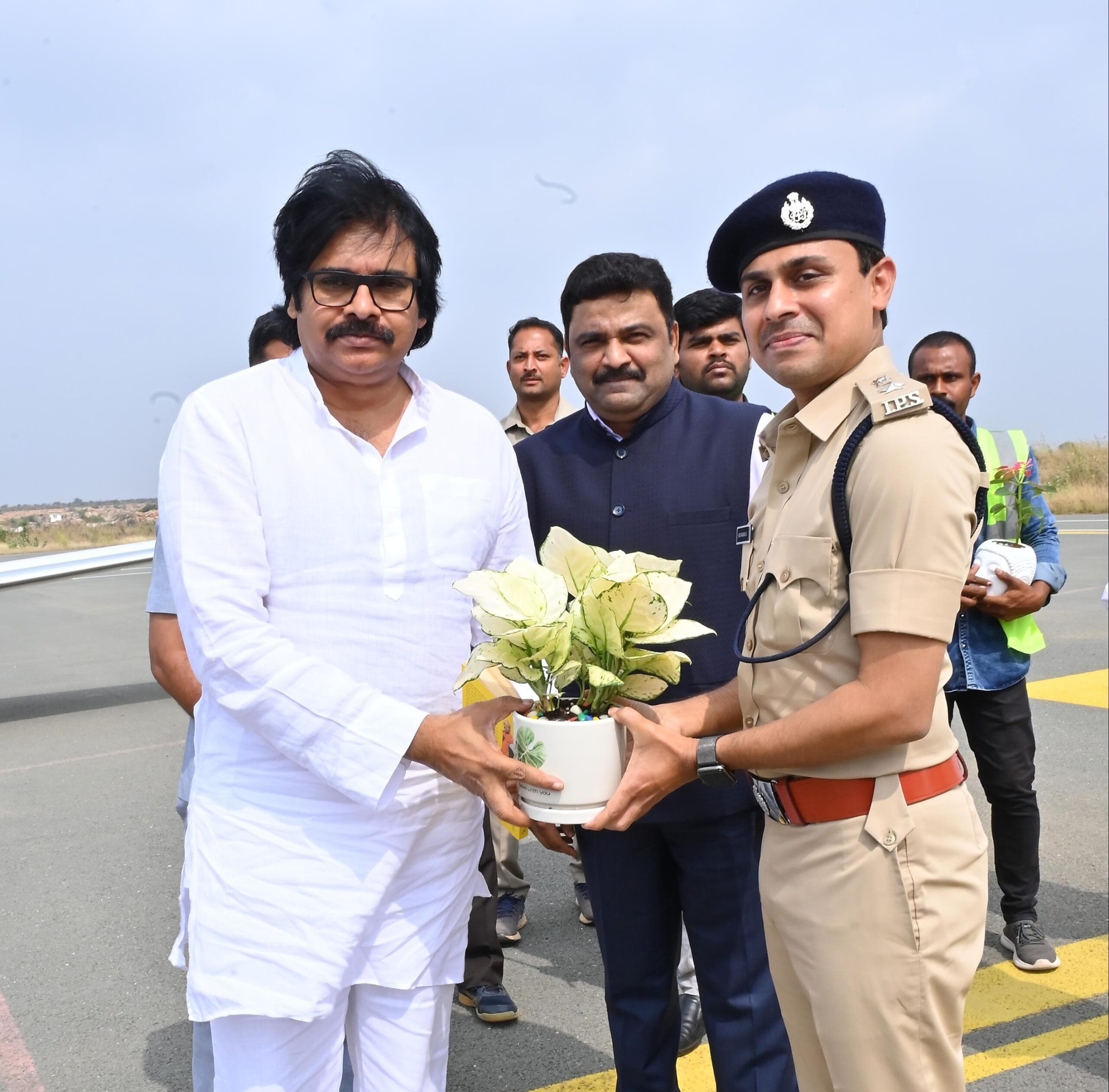 రాష్ట్ర ఉప ముఖ్యమంత్రిని మర్యాదపూర్వకంగా కలిసిన జిల్లా ఎస్పీ రాష్ట్ర ఉప ముఖ్యమంత్రిని మర్యాదపూర్వకంగా కలిసిన జిల్లా ఎస్పీ