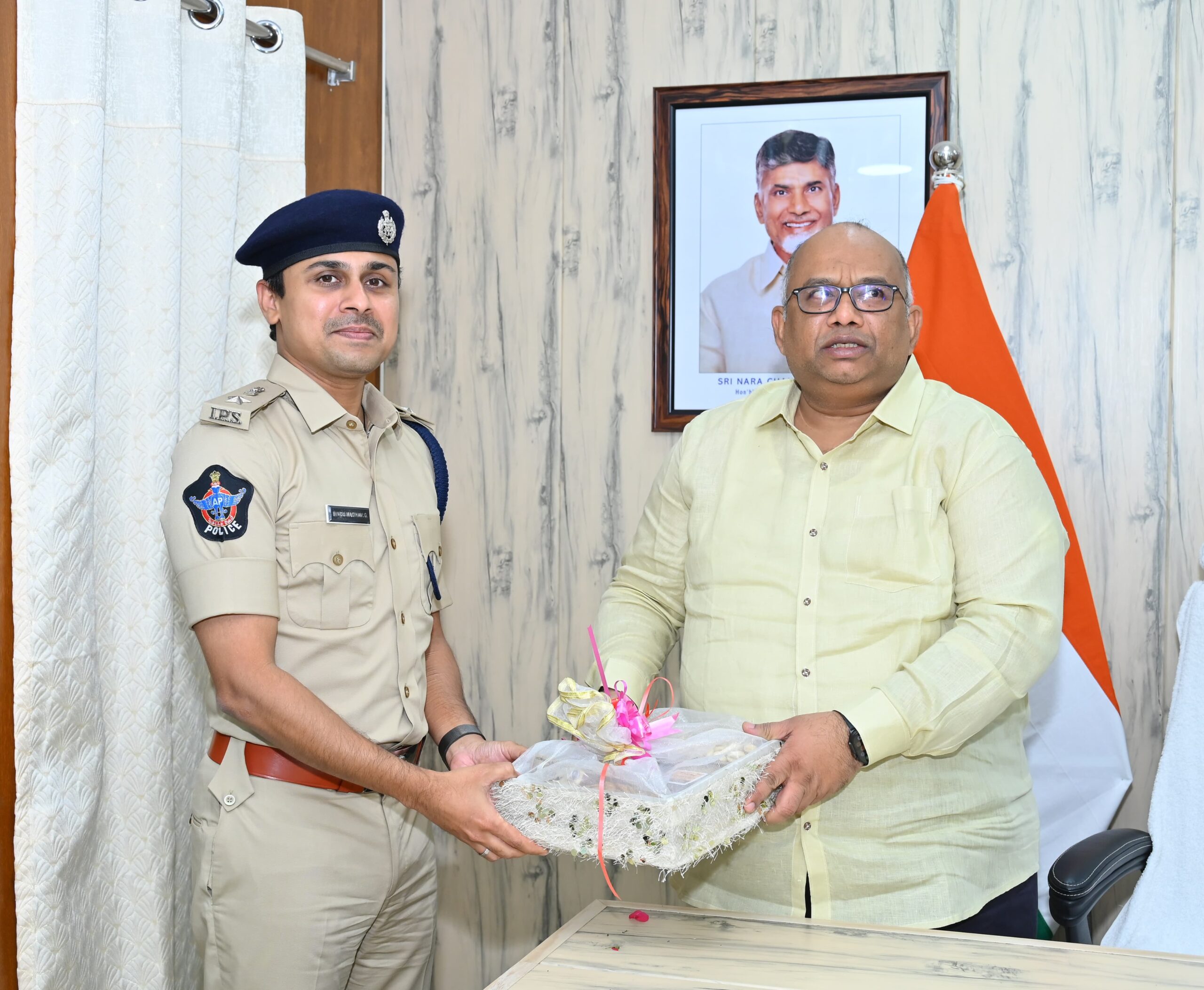 కర్నూలు రేంజ్ డిఐజికి నూతన సంవత్సర శుభాకాంక్షలు తెలియజేసిన కర్నూల్ జిల్లా ఎస్పీ. కర్నూలు రేంజ్ డిఐజికి నూతన సంవత్సర శుభాకాంక్షలు తెలియజేసిన కర్నూల్ జిల్లా ఎస్పీ.