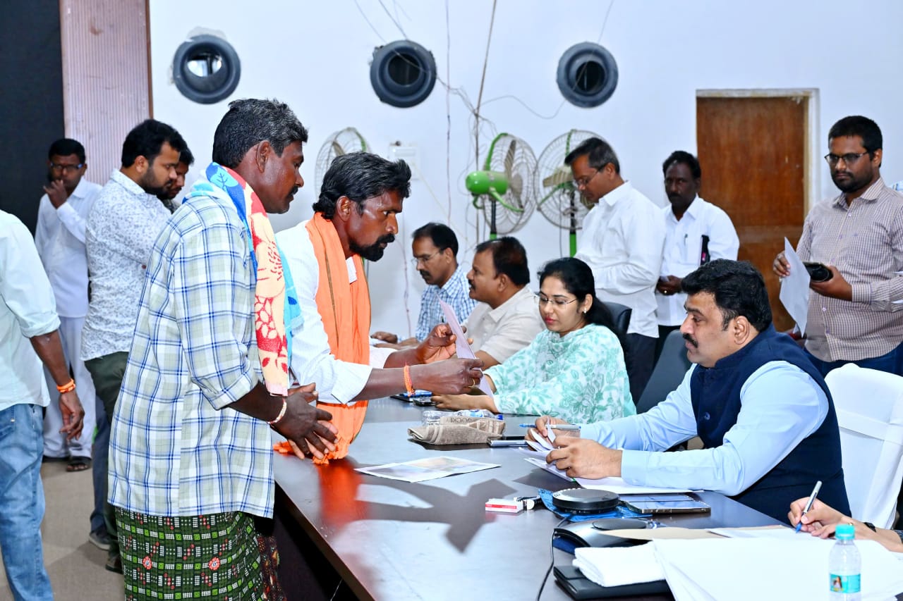 ప్రజలు సంతృప్తి పొందేలా ఫిర్యాదులను పరిష్కరించాలి ప్రజలు సంతృప్తి పొందేలా ఫిర్యాదులను పరిష్కరించాలి