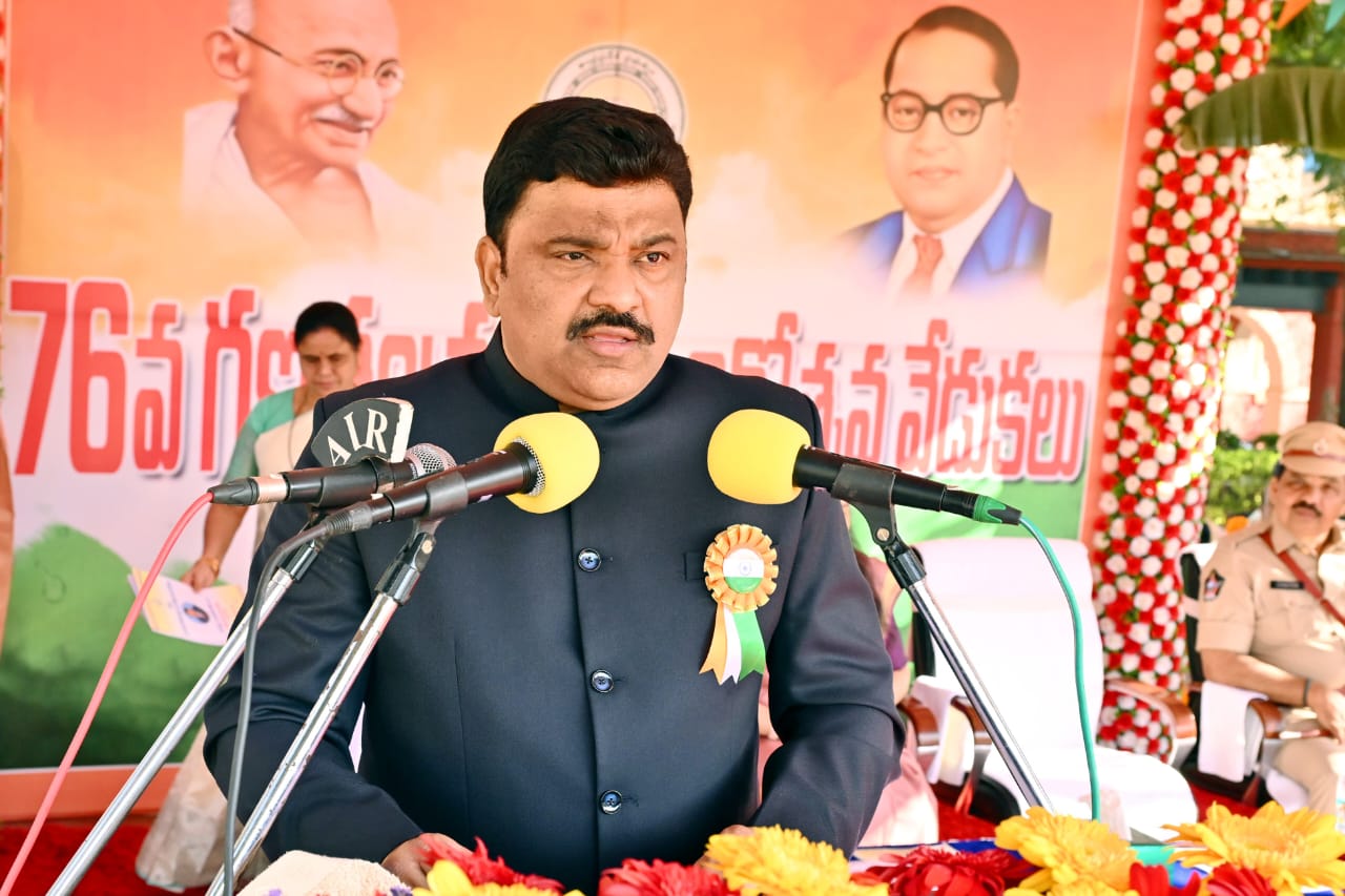 పోలీస్ పరేడే మైదానంలో స్వాతంత్ర సమరయోధ కుటుంబ సభ్యులకు ఘన సన్మానం పోలీస్ పరేడే మైదానంలో స్వాతంత్ర సమరయోధ కుటుంబ సభ్యులకు ఘన సన్మానం