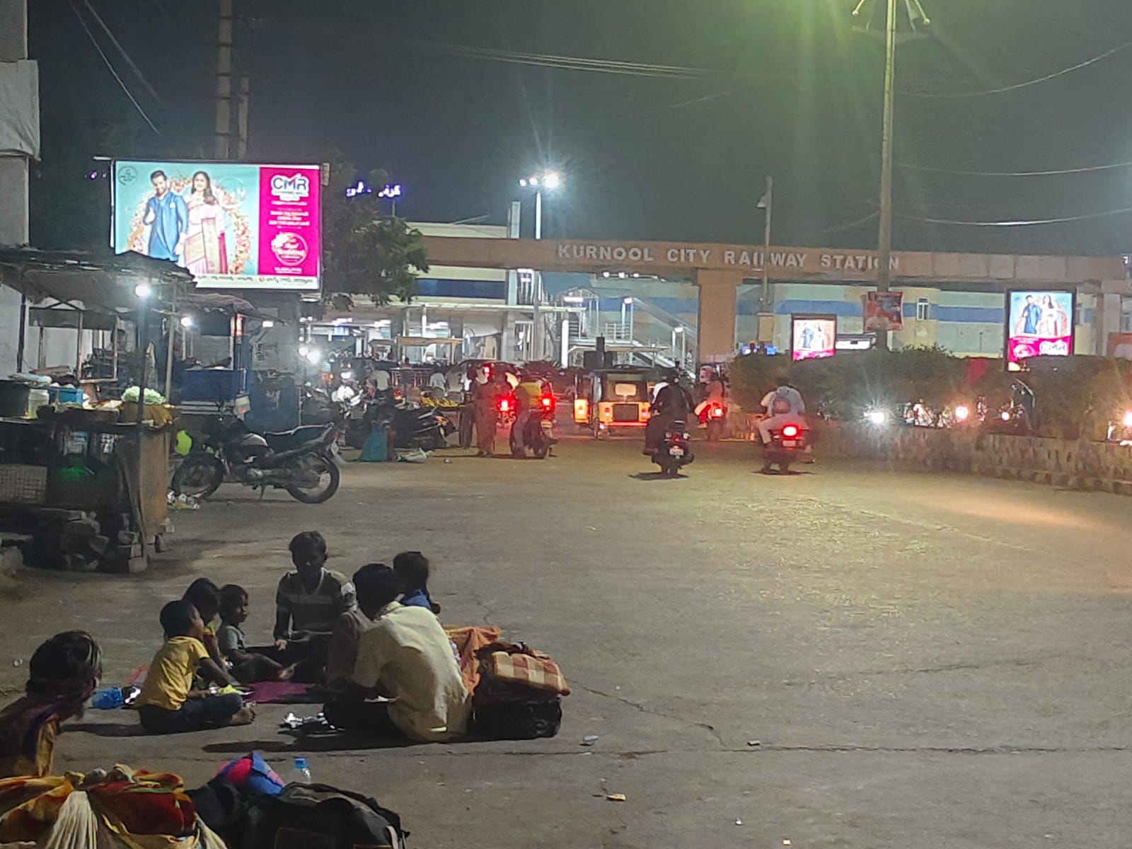 రైల్వే స్టేషన్ కూడలిని కర్నూలు నగరపాలక సంస్థ సుందరవనంగా మార్చాలి రైల్వే స్టేషన్ కూడలిని కర్నూలు నగరపాలక సంస్థ సుందరవనంగా మార్చాలి