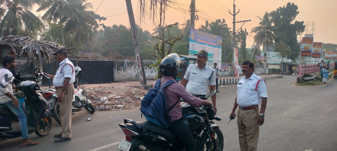 వాహన తనిఖీలు చేసిన పోలీసులు వాహన తనిఖీలు చేసిన పోలీసులు