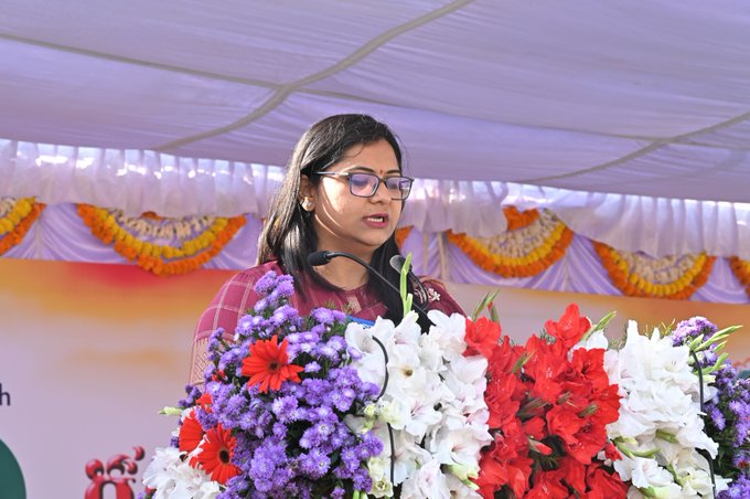జెండాలు ఎగురవేసిన నిర్మల్ జిల్లా కలెక్టర్ అభిలాష జెండాలు ఎగురవేసిన నిర్మల్ జిల్లా కలెక్టర్ అభిలాష