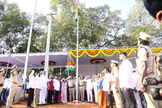 జాతీయ జెండాను ఎగురవేసిన కలెక్టర్ పమెల సత్పతి జాతీయ జెండాను ఎగురవేసిన కలెక్టర్ పమెల సత్పతి